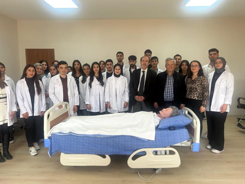 Sağlık Bilimleri Fakültesi Dekanı Prof. Dr. Mehmet Özkan'dan Öğrencilere Kardiyoloji Eğitimi Desteği